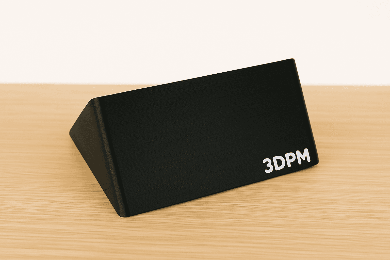 Objet de bureau noir personnalisé avec logo 3DPM imprimé en 3D