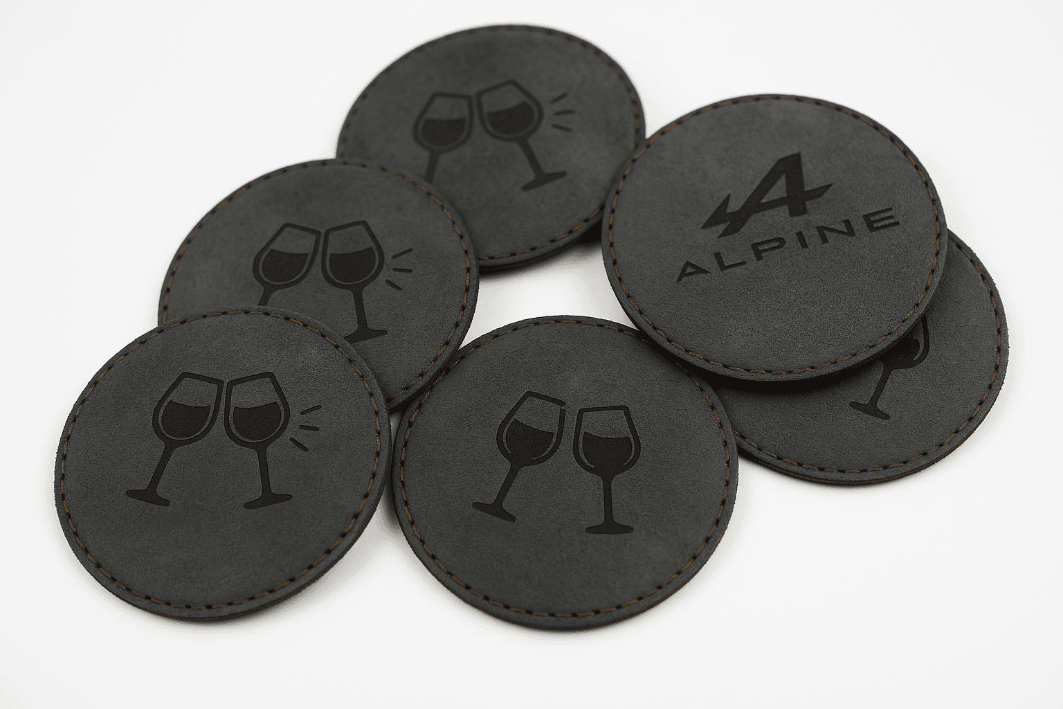 Sous-verres en Alcantara gravés au laser avec logo Alpine