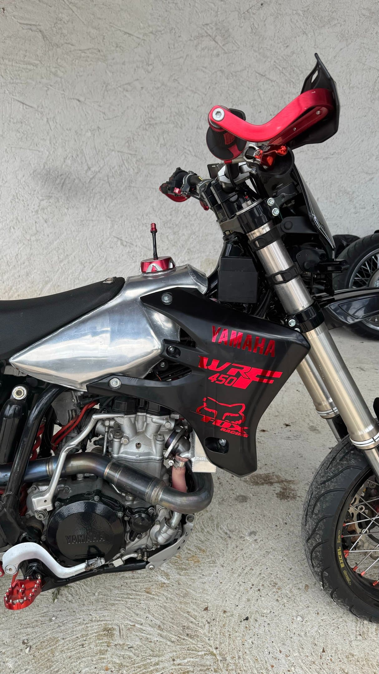 Moto supermotard avec kit déco de stickers personnalisés rouge et noir